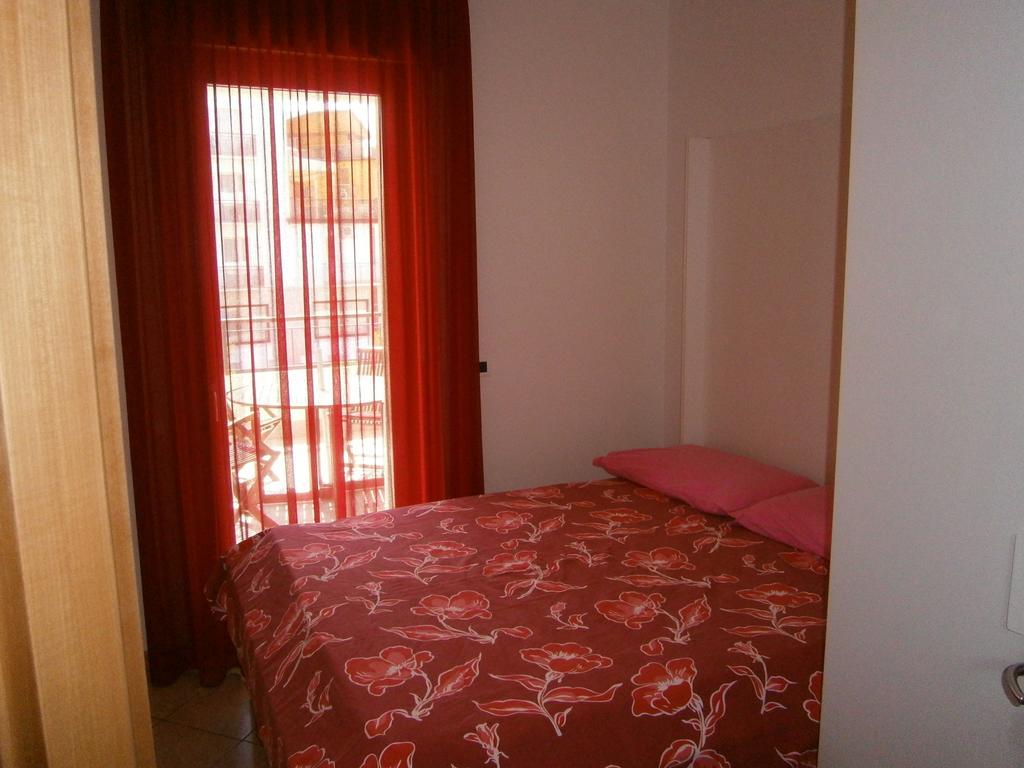 Residence Roberta Con Piscina - Agenzia Cocal Caorle Quarto foto